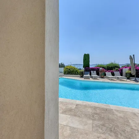 La Chantyviere Villa vue Exceptionnelle 180 degrés sur Golf Tropez, accès plage privée