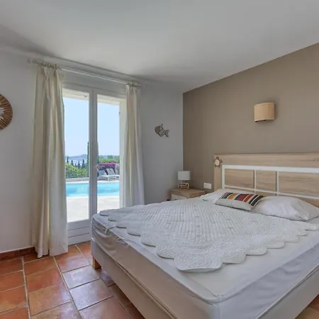 La Chantyviere Villa vue Exceptionnelle 180 degrés sur Golf Tropez, accès plage privée