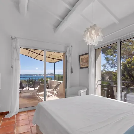 La Chantyviere Villa vue Exceptionnelle 180 degrés sur Golf Tropez, accès plage privée